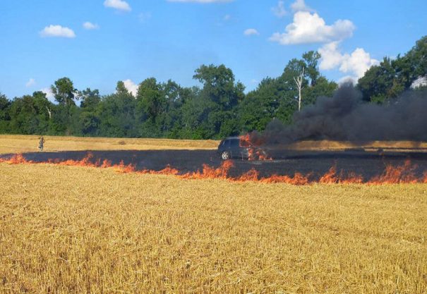 На Вінниччині автівка виїхала на поле та підпалила пшеницю